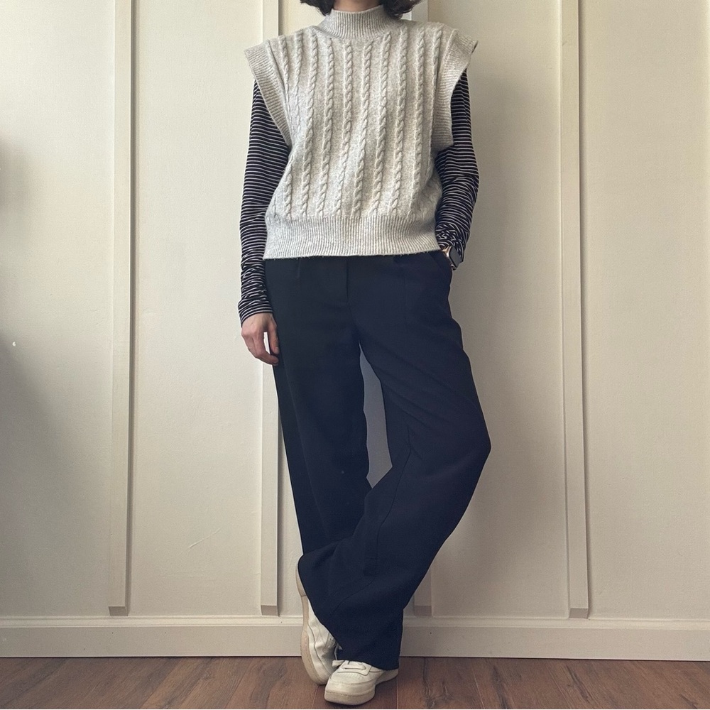 Cupcakes and Cashmere‎ Gray Cable Knit Sweater Vest – Size M